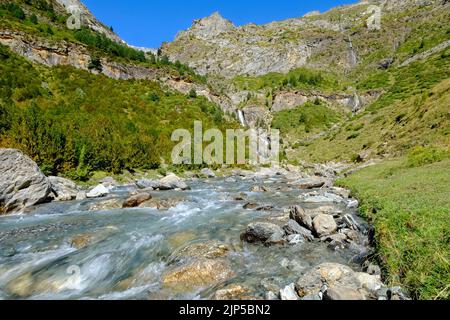 Une rivière se précipitant dans la vallée pendante de la Larri dans le Parc National d'Ordesa Monte Perdido Banque D'Images