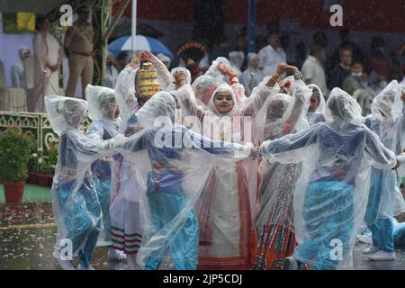 Kolkata, Inde. 16th août 2022. KOLKATA, INDE - 15 AOÛT : les étudiants se sont produits à l'occasion de la célébration du jour de l'indépendance 75th sur la route rouge de 15 août 2022 à Kolkata, Inde. (Photo de Samir Jana/Hindustan Times/Sipa USA ) Credit: SIPA USA/Alay Live News Banque D'Images