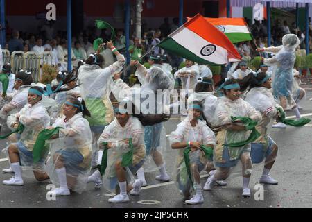 Kolkata, Inde. 16th août 2022. KOLKATA, INDE - 15 AOÛT : les étudiants se sont produits à l'occasion de la célébration du jour de l'indépendance 75th sur la route rouge de 15 août 2022 à Kolkata, Inde. (Photo de Samir Jana/Hindustan Times/Sipa USA ) Credit: SIPA USA/Alay Live News Banque D'Images