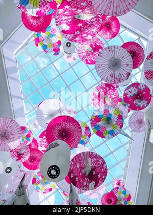 Une photo sous angle de parasols en papier suspendus au plafond en verre de Crystal Plaza, Shanghai Banque D'Images