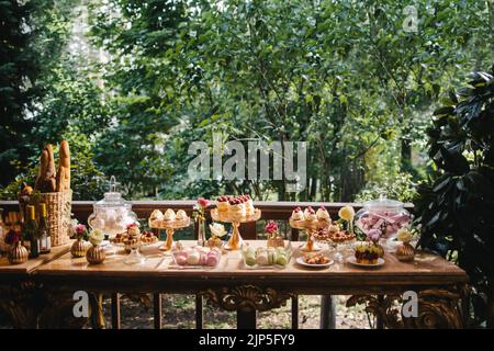 Lignes de desserts sur la table de mariage. Banque D'Images