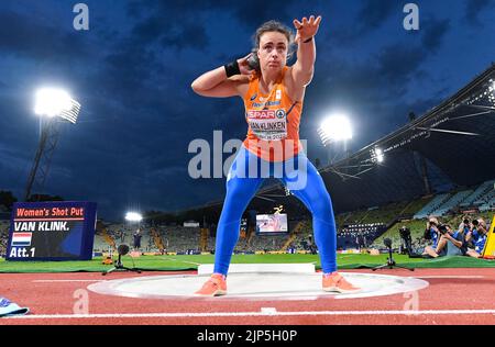 15 août 2022, Bavière, MŸnchen : Championnats d'Europe, athlétisme, tir mis, Finales, femmes, au stade olympique. Jorinde van Klinken des pays-Bas (bronze) en action. Photo: Sven Hoppe/dpa Banque D'Images