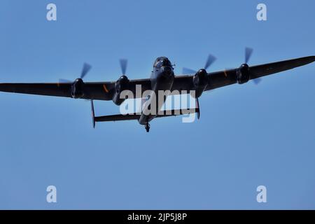 Un bombardier Avro Lancaste fait un flipper à l'expérience de la guerre du Yorkshire à Hunsworth, près de Bradford, West Yorkshire Banque D'Images