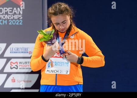 Munich, Allemagne. 15th août 2022. Championnats d'Europe, athlétisme, tir mis, finale, femmes, Cérémonie de remise des prix, Jorinde van Klinken, des pays-Bas, regarde sa médaille de bronze. Credit: Sven Beyrich/dpa/Alay Live News Banque D'Images