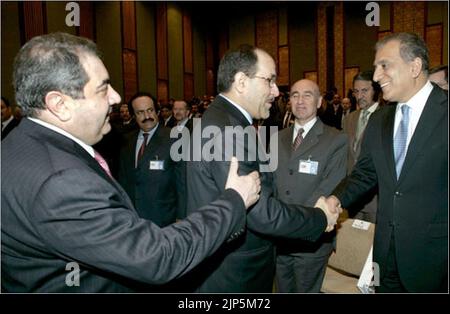 Le Premier ministre irakien Nouri al-Maliki, au centre, et le ministre des Affaires étrangères Hoshyar Zebari, à gauche, saluent l'ambassadeur des États-Unis en Irak Zalmay Khalilzadin Bagdad, Irak, samedi, 10 mars 2007 Banque D'Images