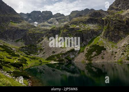 Le lac Czarny Staw Gasienicowy sur un sentier de randonnée dans les montagnes polonaises de Tatry, près de Zakopane Banque D'Images