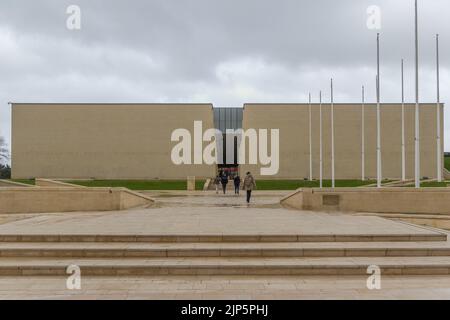 Le célèbre musée du Mémorial de Caen en France avec un ciel nuageux en arrière-plan Banque D'Images