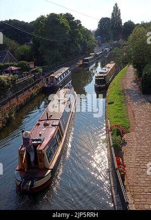 Le Barge Juggler de Glascote Basin, traverse le village de Lymm sur le canal de Bridgewater, Warrington, Cheshire, Angleterre, Royaume-Uni, WA13 0HR Banque D'Images