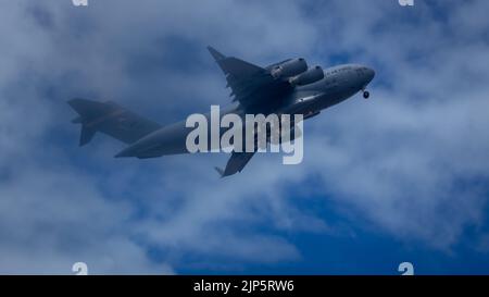 US Air Force C-17 Globemaster III vole au-dessus de la tête pendant le salon de l'air de la baie Kaneohe 2022, Marine corps Air Station Kaneohe Bay, Marine corps base Hawaii, 13 août 2022. L'exposition aérienne a permis de démontrer les capacités d'une force conjointe dans la région Indo-Pacifique. Le Kaneohe Bay Air Show, qui contenait des spectacles aériens, des expositions statiques, des démonstrations et des vendeurs, a été conçu pour exprimer l'appréciation de la MCBH aux résidents d'Hawaï et leur soutien continu à l'installation. (É.-U. Photo du corps marin par Cpl. Arianna Lindheimer) Banque D'Images