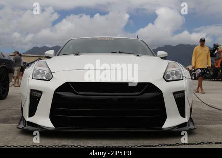 Un Nissan GT-R (R35) Nismo est exposé dans le cadre du salon de l'auto au Kaneohe Bay Air Show 2022, Marine corps Air Station Kaneohe Bay, Marine corps base Hawaii, 14 août 2022. Le salon aérien a permis à la MBH de favoriser des relations positives avec la communauté locale, tout en offrant une expérience unique au public. Le Kaneohe Bay Air Show, qui contenait des spectacles aériens, des expositions statiques, des démonstrations et des vendeurs, a été conçu pour exprimer l'appréciation de la MCBH aux résidents d'Hawaï et leur soutien continu à l'installation. (É.-U. Corps maritime photo par lance Cpl. T Banque D'Images