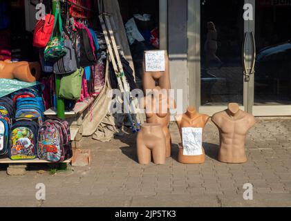 Hopa, Turquie. 08.09.2022 Une stalle dans un marché de rue. Marché dans une ville turque. Vente de vêtements. Magasin de vêtements. Mannequins sur le comptoir. Parties de ma Banque D'Images