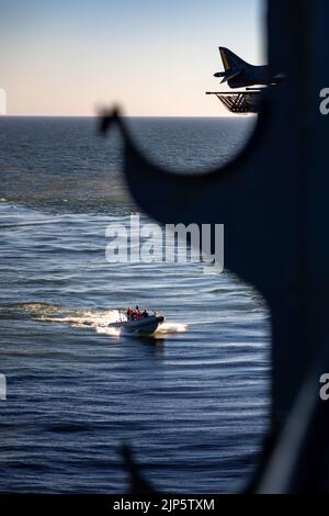220812-N-XH769-1069 MER BALTIQUE (AOÛT 11, 2022) Un bateau gonflable à coque rigide de 7 mètres retourne au navire d'assaut amphibie de classe Wasp USS Kearsarge (LHD 3) le 11 août 2022. Le Kearsarge Amphiobie Ready Group et a embarqué 22nd Marine Expeditionary Unit, sous le commandement et le contrôle de la Task Force 61/2, est en cours de déploiement prévu dans la zone d'opérations de la Marine des États-Unis en Europe, employée par la U.S. Sixth Fleet pour défendre les intérêts américains, alliés et partenaires. (É.-U. Photo de la marine par Ryan Clark, spécialiste des communications de masse, classe 3rd) Banque D'Images