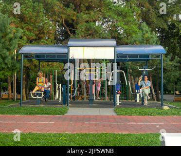 Batumi, Géorgie. 08.13.2022 place pour le sport dans la ville. Équipement d'exercice extérieur accessible. Exercices de force. Piste cyclable dans le parc. Infrastructure Banque D'Images
