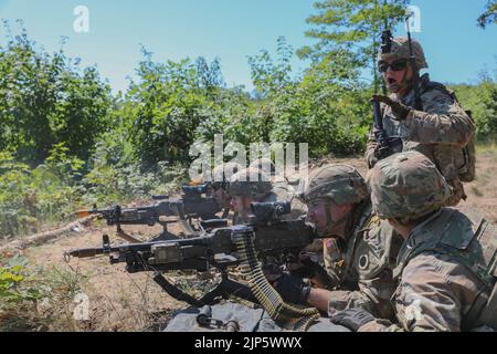 Les soldats de la Garde nationale de l'Ohio de l'Armée des États-Unis affectés à la Compagnie Bravo, 1st Bataillon, 148th Infantry Regiment, fournissent une couverture par feu aux autres membres de leur unité lors de l'exercice annuel d'entraînement opération Northern Strike, 10 août 2022, au camp Grayling, Michigan. Plus de 2 000 soldats de la Garde nationale de l'Armée des États-Unis de l'Ohio et du Michigan ont mené leur entraînement annuel au Camp Grayling, en effectuant une multitude de missions d'entraînement afin de maintenir l'état de préparation au combat et de remplir leur rôle en tant que membre de l'Armée des États-Unis. (É.-U. Photo de l'armée par le sergent d'état-major. Scott Fletcher) Banque D'Images