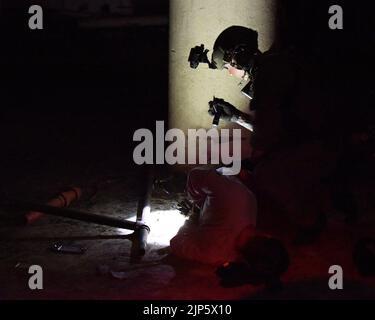 Un membre d'une équipe d'intervention composée d'un détachement opérationnel Alpha (ODA), d'un bataillon 1st, d'un groupe des forces spéciales 20th (Airborne), de la Garde nationale de l'Armée du Massachusetts, du département de police de Battle Creek (MI), de la police d'État de l'Illinois et d'autres organismes appréhende un adversaire au cours d'un exercice d'entraînement conjoint, Battle Creek (Michigan), le 10 août 2022. Au cours de la grève du Nord 22-2, environ 7 400 participants de 19 États et de plusieurs pays de la coalition, dont le Canada, la Lettonie et le Royaume-Uni, ont participé à la formation visant à valider l'état de préparation de la force conjointe et de la force de réserve. Le multiplexeur de cette année Banque D'Images