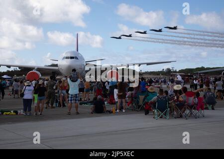 Les participants au spectacle aérien regardent l'escadron de démonstration de vol naval des États-Unis, les Blue Angels, effectuer des démonstrations de vol dans les Super Hornets F/A-18 lors du salon aérien de la baie Kaneohe 2022, à la station aérienne du corps des Marines Kaneohe Bay, à la base du corps des Marines Hawaii, le 13 août 2022. Les Blue Angels sont composés de six F/A-18 Super Hornets et d'un C-130J Hercules qui effectuent des acrobaties aérobies aux États-Unis. Le Kaneohe Bay Air Show, qui contenait des spectacles aériens, des expositions statiques, des démonstrations et des vendeurs, a été conçu pour exprimer l'appréciation de la MCBH aux résidents d'Hawaï et leur soutien continu Banque D'Images