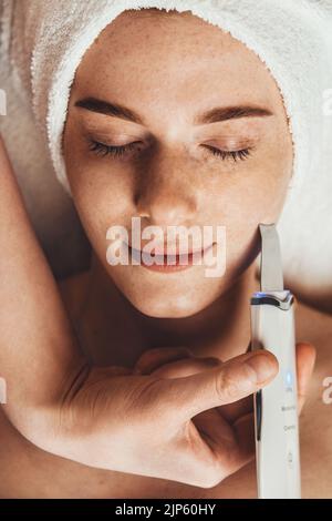 Portrait en gros plan de la femme visage recevant l'échographie de cavitation peeling facial. Soins spa. Beauté femme visage soins de la peau. Cosmétologie matérielle. Banque D'Images