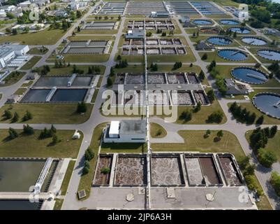 Une vue aérienne en grand angle au-dessus d'une grande et vaste usine de traitement de l'eau par une journée ensoleillée. Banque D'Images