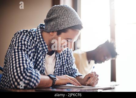 Le travail dur paie et il montrera dans leurs résultats. les étudiants de l'université en classe. Banque D'Images