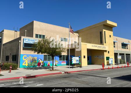 Un signe Ready for the World le premier jour de 2022-23 classes à la 4e école du Centre primaire, lundi 15 août 2022, à Los Angeles. Banque D'Images