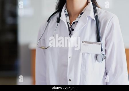 Dr T, à votre service. Une femme médecin méconnaissable se tenant dans son bureau à l'hôpital. Banque D'Images