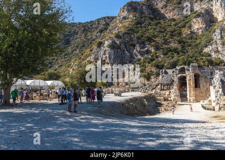 Demre, Antalya Turquie - 03 octobre 2021: Théâtre antique à la ville antique de Myra. Ruines de tombes découpées en roche dans la région de Lycia. Banque D'Images