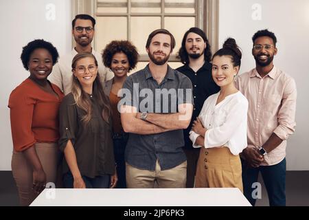 Portrait de groupe d'hommes d'affaires confiants, diversifiés et fiers, qui se tiennent ensemble et qui montrent des objectifs de travail d'équipe. Contactez-nous pour en savoir plus sur nous et notre Banque D'Images