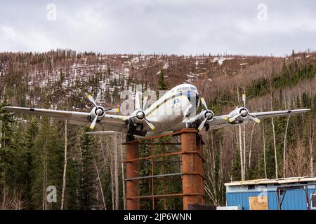 Exposition aérienne statique d'un Douglas DC-6A stands garde à Chena Hot Springs Resort à Fairbanks, Alaska Banque D'Images