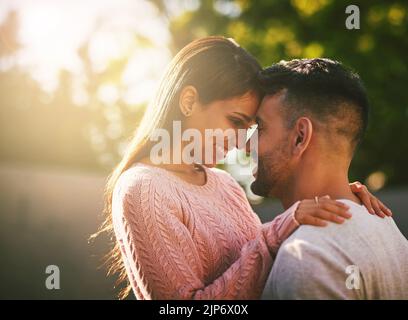 Vous faites de mon coeur le plus heureux de son jamais été. Un jeune couple heureux passant du temps ensemble à l'extérieur. Banque D'Images