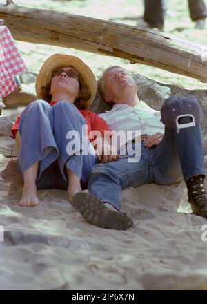 Le président Jimmy carter et Mme Rosalynn carter se reposent après avoir fait du rafting sur la rivière Salmon de l'Idaho lors d'un voyage de vacances 8/19/78. James Earl carter Jr. (Né 1 octobre 1924) est un ancien politicien américain qui a été président des États-Unis en 39th de 1977 à 1981. Membre du Parti démocratique, il a été gouverneur de la Géorgie en 76th de 1971 à 1975 et sénateur de l'État de Géorgie de 1963 à 1967. Depuis son départ, carter est resté engagé dans des projets politiques et sociaux, recevant le prix Nobel de la paix en 2002 pour son travail humanitaire. Banque D'Images