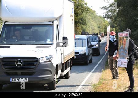 Ancaster, Royaume-Uni. 15th août 2022. Les militants des droits des animaux tiennent des écriteaux pendant la manifestation. Les militants des droits des animaux exercent une forte pression sur Phil Kerry pour qu'il ferme les lapins T&S à East Bridgford. Ils soutiennent qu'il traite les lapins très mal sur sa ferme, en les négligeant et en les utilisant pour la fourrure et la viande. Ils exigent que les lapins T&S se ferment et tous les lapins sont libérés. Crédit : SOPA Images Limited/Alamy Live News Banque D'Images