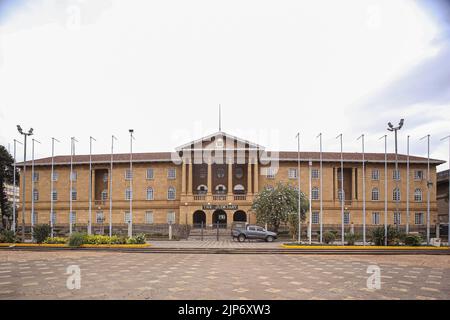 Nairobi, Kenya. 13th août 2022. Vue extérieure de la Cour suprême du Kenya à Nairobi. La Cour suprême du Kenya, où une éventuelle pétition pour l'élection présidentielle sera entendue. La pétition sera alors déterminée 14 jours à compter du jour du dépôt. Crédit : SOPA Images Limited/Alamy Live News Banque D'Images