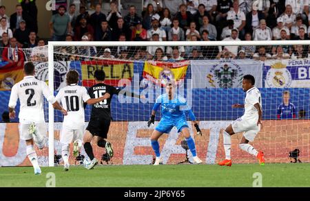 10,8.2022, Olympiastadion/Stade olympique, Helsinki. Super coupe UEFA 2022. Real Madrid v Eintracht Frankfurt Daichi Kamada d'Eintracht a une chance de marquer, dans le but de Madrid Thibaut courtois Banque D'Images