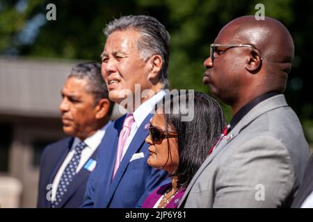 Washington, États-Unis. 12th août 2022. Le représentant Pramila Jayapal (D-WA), président du caucus progressiste du Congrès (deuxième à partir de la droite), et d'autres membres participent à une conférence de presse sur la loi sur la réduction de l'inflation. La Chambre votera le projet de loi plus tard dans la journée, et il devrait l'adopter après l'adoption du 6 août du Sénat. La législation comporte des mesures historiques pour lutter contre le changement climatique, ainsi que pour réduire le prix des médicaments Medicare, créer environ 9 millions d'emplois et étendre le service des recettes internes. Crédit : SOPA Images Limited/Alamy Live News Banque D'Images