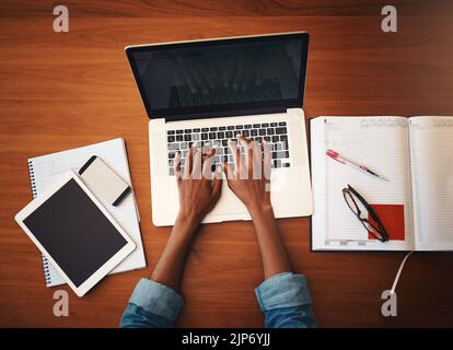 Il est plus facile de tout faire en ligne de nos jours. Gros plan d'une femme méconnaissable utilisant un ordinateur portable lorsqu'elle travaille à domicile. Banque D'Images
