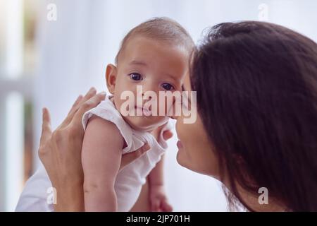 J'aime le son de ce que je t'aime. Une jeune femme qui se joint à son bébé garçon à la maison. Banque D'Images