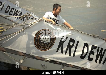 Un enfant visiteur riant en marchant sur l'échelle de KRI Dewaruci (Dewa Ruci), un grand navire indonésien, alors que la goélette de type barquentine est ouverte aux visiteurs publics au port de Kolinlamil (port de la Marine) à Tanjung Priok, dans le nord de Jakarta, Jakarta, Indonésie. Banque D'Images