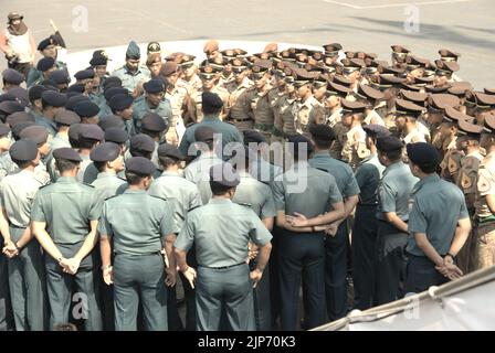 Les cadets et officiers de la marine indonésienne assistant à un exposé, comme KRI Dewaruci (Dewa Ruci), un grand navire indonésien, est ouvert aux visiteurs du port de Kolinlamil (port de la marine) à Tanjung Priok, dans le nord de Jakarta, Jakarta, Indonésie. Banque D'Images