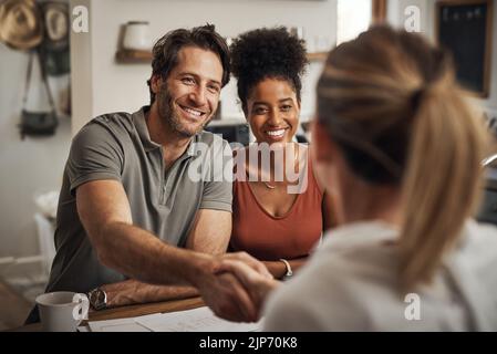 Couple marié qui fait poignée de main avec un avocat, un conseiller juridique et un avocat pour signer un contrat immobilier, investir ou partager des actifs. Mari et femme Banque D'Images