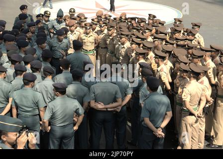 Les cadets et officiers de la marine indonésienne assistant à un exposé, comme KRI Dewaruci (Dewa Ruci), un grand navire indonésien, est ouvert aux visiteurs du port de Kolinlamil (port de la marine) à Tanjung Priok, dans le nord de Jakarta, Jakarta, Indonésie. Banque D'Images