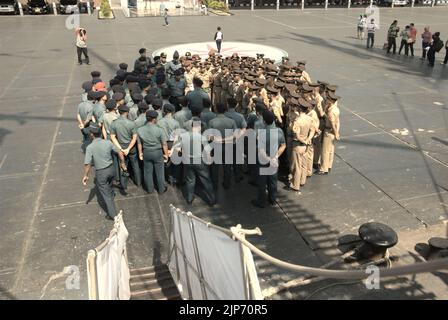 Les cadets et officiers de la marine indonésienne assistant à un exposé, comme KRI Dewaruci (Dewa Ruci), un grand navire indonésien, est ouvert aux visiteurs du port de Kolinlamil (port de la marine) à Tanjung Priok, dans le nord de Jakarta, Jakarta, Indonésie. Banque D'Images