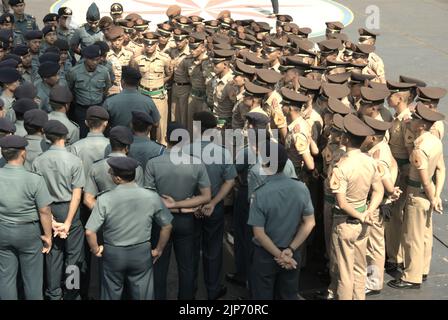 Les cadets et officiers de la marine indonésienne assistant à un exposé, comme KRI Dewaruci (Dewa Ruci), un grand navire indonésien, est ouvert aux visiteurs du port de Kolinlamil (port de la marine) à Tanjung Priok, dans le nord de Jakarta, Jakarta, Indonésie. Banque D'Images