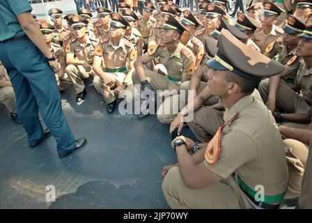 Les cadets et officiers de la marine indonésienne assistant à un exposé, comme KRI Dewaruci (Dewa Ruci), un grand navire indonésien, est ouvert aux visiteurs du port de Kolinlamil (port de la marine) à Tanjung Priok, dans le nord de Jakarta, Jakarta, Indonésie. Banque D'Images