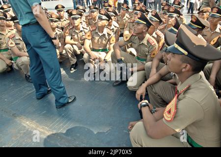 Les cadets et officiers de la marine indonésienne assistant à un exposé, comme KRI Dewaruci (Dewa Ruci), un grand navire indonésien, est ouvert aux visiteurs du port de Kolinlamil (port de la marine) à Tanjung Priok, dans le nord de Jakarta, Jakarta, Indonésie. Banque D'Images