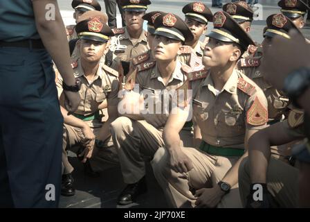 Les cadets et officiers de la marine indonésienne assistant à un exposé, comme KRI Dewaruci (Dewa Ruci), un grand navire indonésien, est ouvert aux visiteurs du port de Kolinlamil (port de la marine) à Tanjung Priok, dans le nord de Jakarta, Jakarta, Indonésie. Banque D'Images