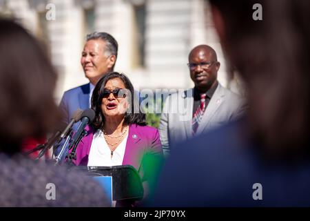 Washington, DC, États-Unis. 12th août 2022. Le représentant Pramila Jayapal (D-WA), président du caucus progressiste du Congrès, prend la parole lors de la conférence de presse du caucus sur la Loi sur la réduction de l'inflation. La Chambre votera le projet de loi plus tard dans la journée, et il devrait l'adopter après l'adoption du 6 août du Sénat. La législation comporte des mesures historiques pour lutter contre le changement climatique, ainsi que pour réduire le prix des médicaments Medicare, créer environ 9 millions d'emplois et étendre le service des recettes internes. (Image de crédit : © Allison Bailey/SOPA Images via ZUMA Press Wire) Banque D'Images