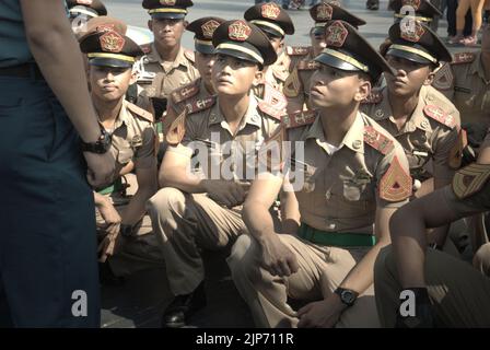 Les cadets et officiers de la marine indonésienne assistant à un exposé, comme KRI Dewaruci (Dewa Ruci), un grand navire indonésien, est ouvert aux visiteurs du port de Kolinlamil (port de la marine) à Tanjung Priok, dans le nord de Jakarta, Jakarta, Indonésie. Banque D'Images