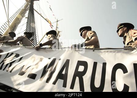 Des cadets de la marine indonésienne qui marchent sur l'échelle pour rejoindre KRI Dewaruci (Dewa Ruci), un grand navire indonésien, tandis que la goélette de type barquentine est ouverte aux visiteurs du port de Kolinlamil (port de la marine) à Tanjung Priok, dans le nord de Jakarta, Jakarta, en Indonésie. Bhima est un symbole du grand navire de la marine indonésienne. Banque D'Images