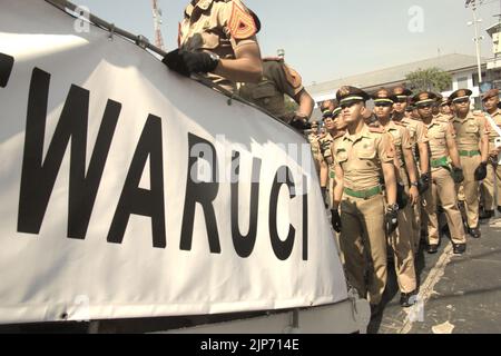 Des cadets de la marine indonésienne font la queue pour marcher sur l'échelle pour se rendre à KRI Dewaruci (Dewa Ruci), un grand navire indonésien, tandis que la goélette de type barquentine est ouverte aux visiteurs du port de Kolinlamil (port de la marine) à Tanjung Priok, dans le nord de Jakarta, en Indonésie. Banque D'Images