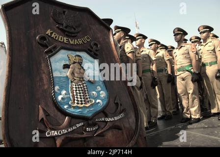 Des cadets de la marine indonésienne font la queue pour marcher sur l'échelle pour se rendre à KRI Dewaruci (Dewa Ruci), un grand navire indonésien, tandis que la goélette de type barquentine est ouverte aux visiteurs du port de Kolinlamil (port de la marine) à Tanjung Priok, dans le nord de Jakarta, en Indonésie. Banque D'Images